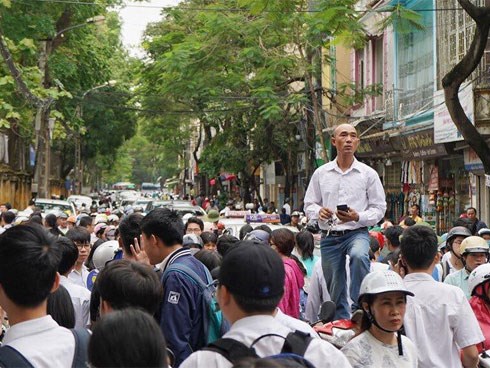 Con ơi, bố đây này: Bức ảnh ông bố leo lên xe máy, vượt biển người để tìm con trong đám đông là hình ảnh đẹp nhất ngày thi hôm nay