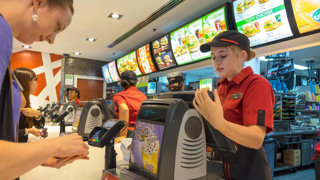 Lên mạng bóc phốt khách hàng, cô gái nhân viên cửa hàng fast food bị dân mạng ném đá: Không lẽ khách hàng phải dạ thưa bạn mới chịu?-2