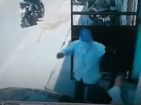 Clip: Cầm mũ bảo hiểm phang vỡ kính xe khách, thanh niên bị đánh hội đồng tơi tả-1