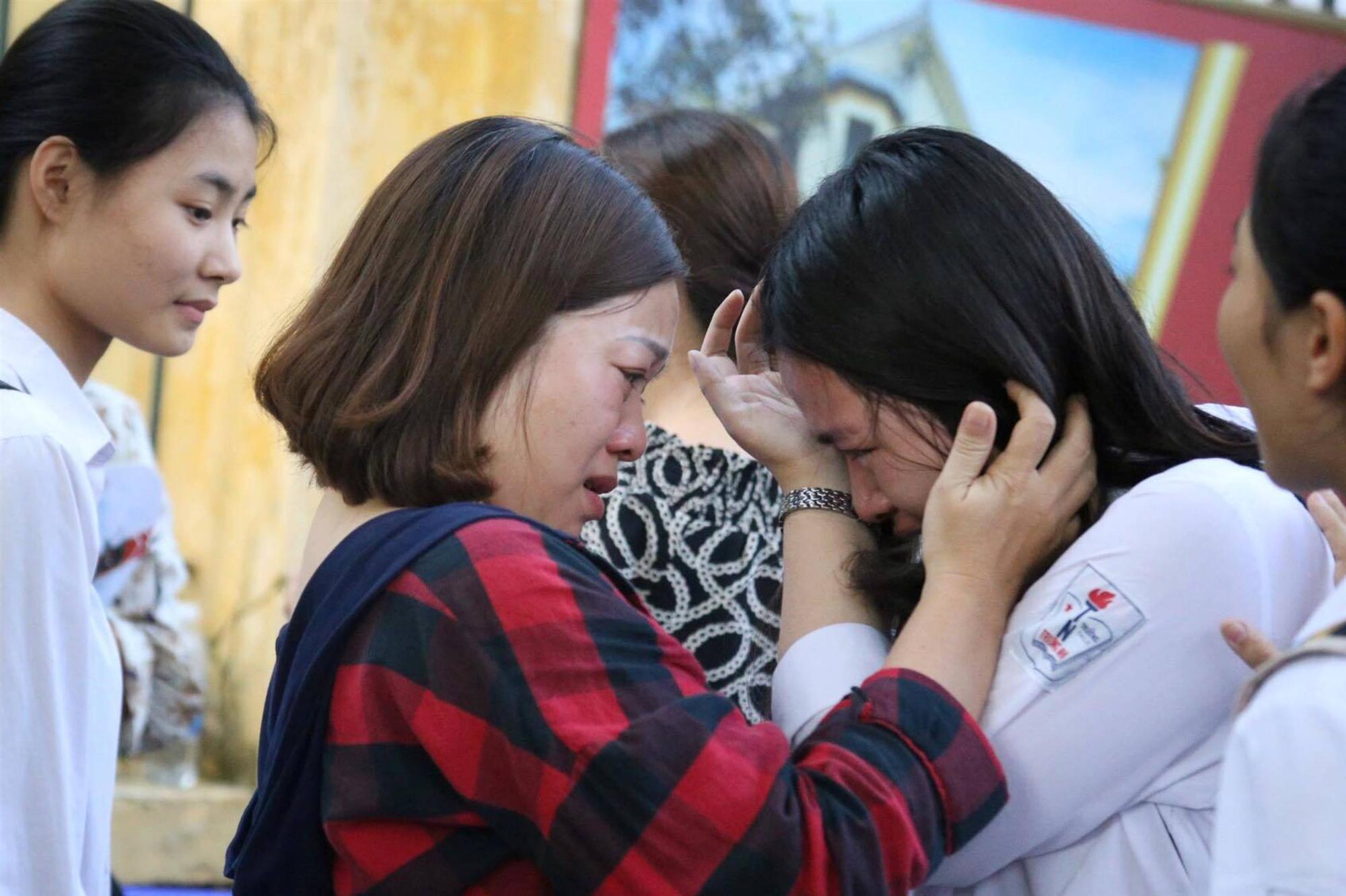 Mẹ con ôm nhau khóc sau giờ thi toán lớp 10 ở Hà Nội-2