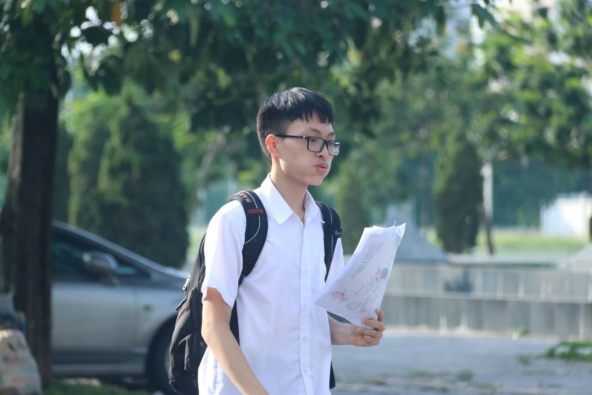 Mẹ con ôm nhau khóc sau giờ thi toán lớp 10 ở Hà Nội-6