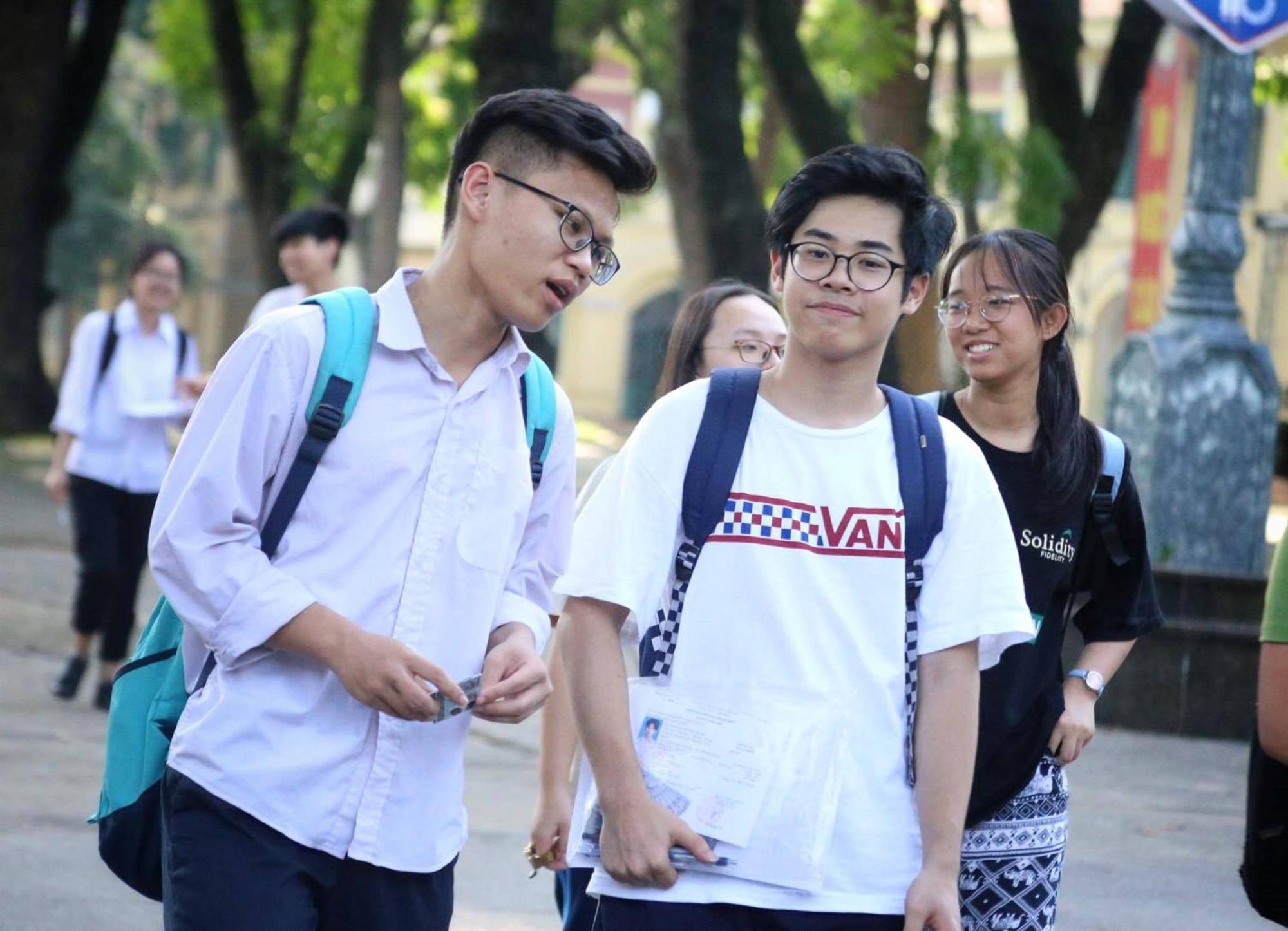 Mẹ con ôm nhau khóc sau giờ thi toán lớp 10 ở Hà Nội-9