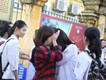 Kỳ thi vào 10: Học sinh ăn vội bánh mì trước cổng trường, cha mẹ ôm hôn tiếp sức cho con trước khi bước vào phòng-17