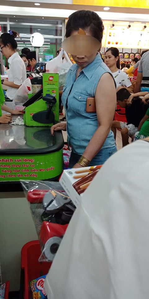MXH phẫn nộ với chị gái tay đeo vàng, nách cắp smartphone nhưng không biết xếp hàng trong siêu thị, chen ngang giành thanh toán trước-1