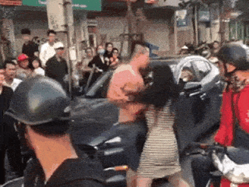 Hà Nội: Bắt quả tang chồng dẫn bồ đi nhà nghỉ, vợ mang bầu xông vào giằng co ngay giữa phố