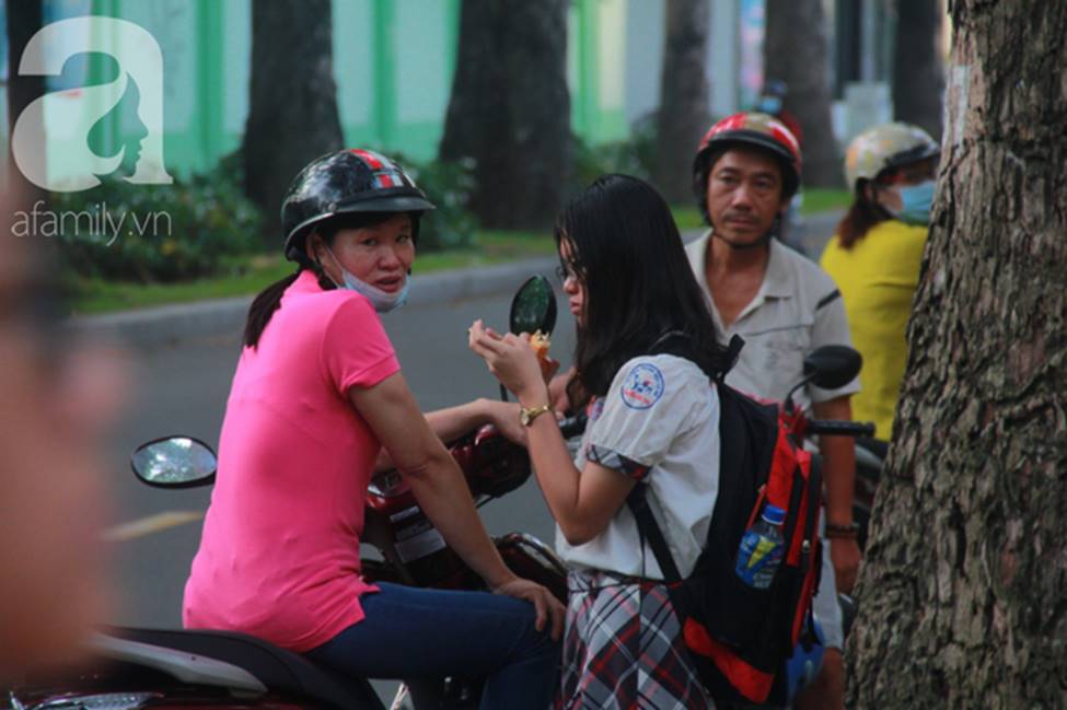 Kỳ thi vào 10: Học sinh ăn vội bánh mì trước cổng trường, cha mẹ ôm hôn tiếp sức cho con trước khi bước vào phòng-1