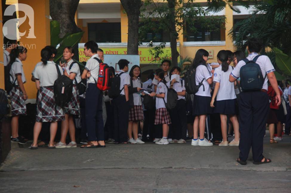 Kỳ thi vào 10: Học sinh ăn vội bánh mì trước cổng trường, cha mẹ ôm hôn tiếp sức cho con trước khi bước vào phòng-2