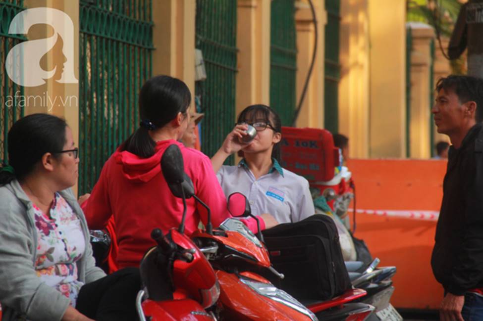 Kỳ thi vào 10: Học sinh ăn vội bánh mì trước cổng trường, cha mẹ ôm hôn tiếp sức cho con trước khi bước vào phòng-3