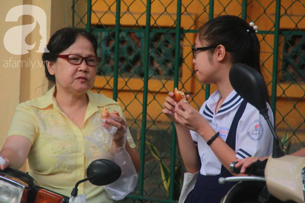 Kỳ thi vào 10: Học sinh ăn vội bánh mì trước cổng trường, cha mẹ ôm hôn tiếp sức cho con trước khi bước vào phòng-4