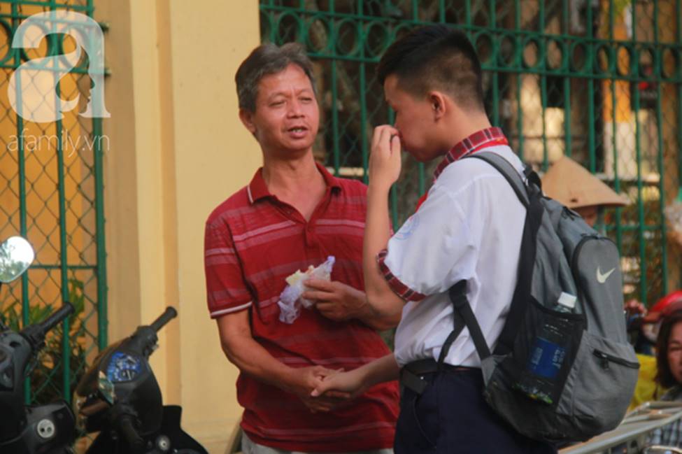 Kỳ thi vào 10: Học sinh ăn vội bánh mì trước cổng trường, cha mẹ ôm hôn tiếp sức cho con trước khi bước vào phòng-7