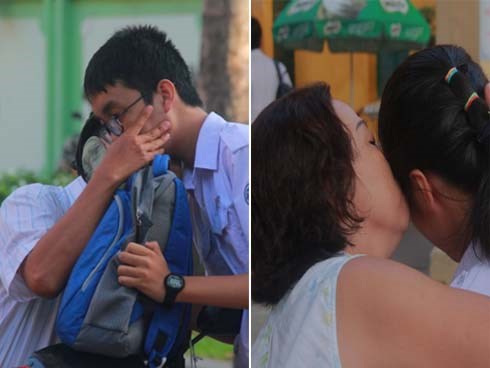 Kỳ thi vào 10: Học sinh ăn vội bánh mì trước cổng trường, cha mẹ ôm hôn tiếp sức cho con trước khi bước vào phòng