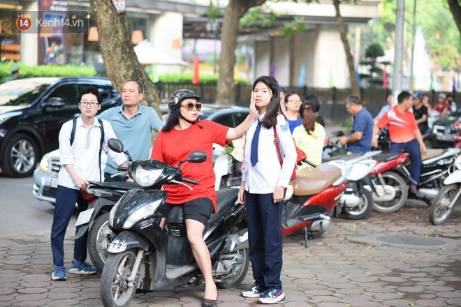 Ngày thi vào lớp 10 thứ hai: Thí sinh các tỉnh dự thi trường chuyên ở Hà Nội nhận xét đề Tiếng Anh rất dễ, tự tin được 9 điểm-8