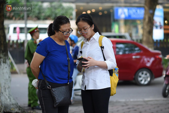 Ngày thi vào lớp 10 thứ hai: Thí sinh các tỉnh dự thi trường chuyên ở Hà Nội nhận xét đề Tiếng Anh rất dễ, tự tin được 9 điểm-9