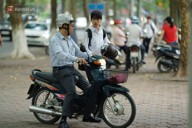 Ngày thi vào lớp 10 thứ hai: Thí sinh các tỉnh dự thi trường chuyên ở Hà Nội nhận xét đề Tiếng Anh rất dễ, tự tin được 9 điểm-15