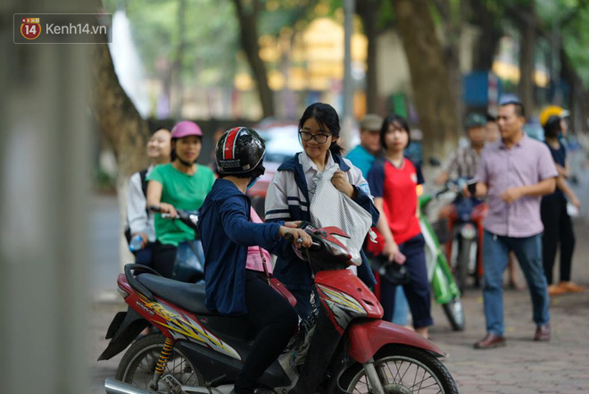 Ngày thi vào lớp 10 thứ hai: Thí sinh các tỉnh dự thi trường chuyên ở Hà Nội nhận xét đề Tiếng Anh rất dễ, tự tin được 9 điểm-16