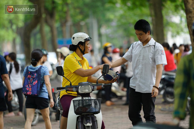 Ngày thi vào lớp 10 thứ hai: Thí sinh các tỉnh dự thi trường chuyên ở Hà Nội nhận xét đề Tiếng Anh rất dễ, tự tin được 9 điểm-17