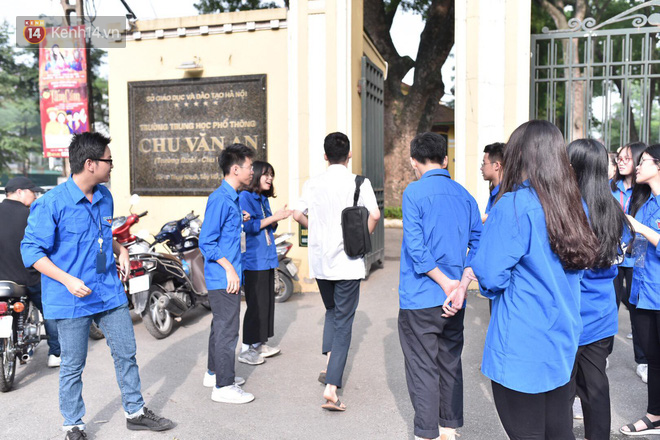 Ngày thi vào lớp 10 thứ hai: Thí sinh các tỉnh dự thi trường chuyên ở Hà Nội nhận xét đề Tiếng Anh rất dễ, tự tin được 9 điểm-18