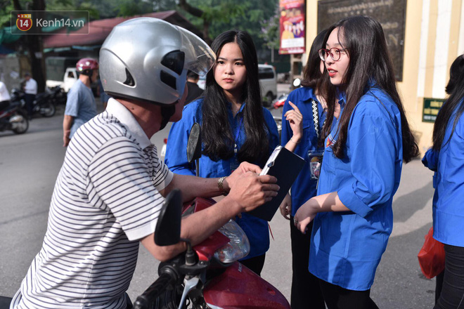 Ngày thi vào lớp 10 thứ hai: Thí sinh các tỉnh dự thi trường chuyên ở Hà Nội nhận xét đề Tiếng Anh rất dễ, tự tin được 9 điểm-19