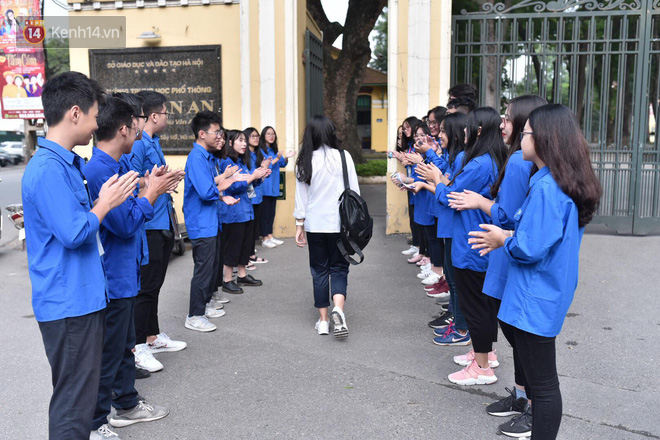 Ngày thi vào lớp 10 thứ hai: Thí sinh các tỉnh dự thi trường chuyên ở Hà Nội nhận xét đề Tiếng Anh rất dễ, tự tin được 9 điểm-20