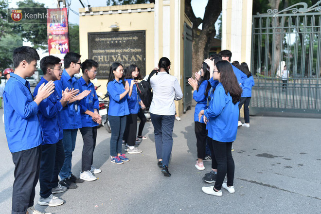 Ngày thi vào lớp 10 thứ hai: Thí sinh các tỉnh dự thi trường chuyên ở Hà Nội nhận xét đề Tiếng Anh rất dễ, tự tin được 9 điểm-21