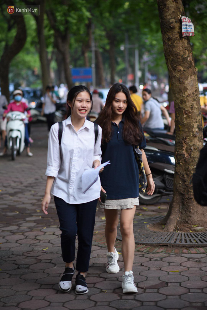 Ngày thi vào lớp 10 thứ hai: Thí sinh các tỉnh dự thi trường chuyên ở Hà Nội nhận xét đề Tiếng Anh rất dễ, tự tin được 9 điểm-23