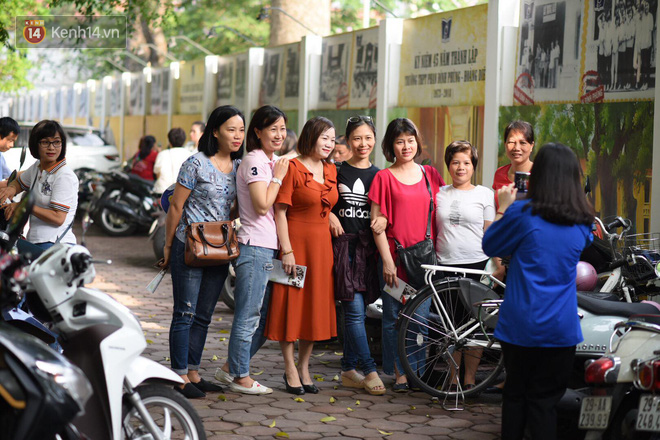 Ngày thi vào lớp 10 thứ hai: Thí sinh các tỉnh dự thi trường chuyên ở Hà Nội nhận xét đề Tiếng Anh rất dễ, tự tin được 9 điểm-24