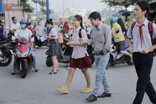 Ngày thi vào lớp 10 thứ hai: Thí sinh các tỉnh dự thi trường chuyên ở Hà Nội nhận xét đề Tiếng Anh rất dễ, tự tin được 9 điểm-26