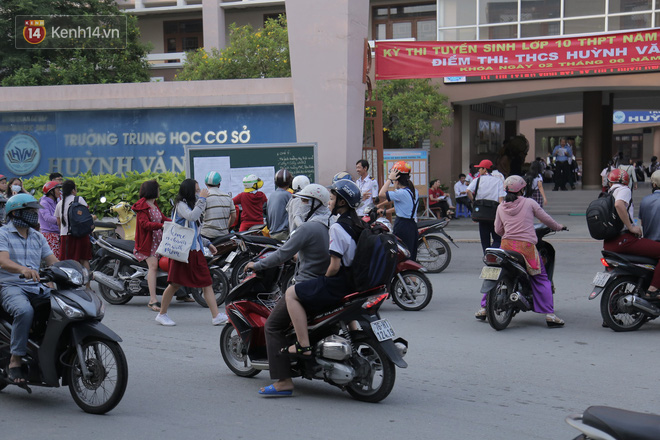 Ngày thi vào lớp 10 thứ hai: Thí sinh các tỉnh dự thi trường chuyên ở Hà Nội nhận xét đề Tiếng Anh rất dễ, tự tin được 9 điểm-27