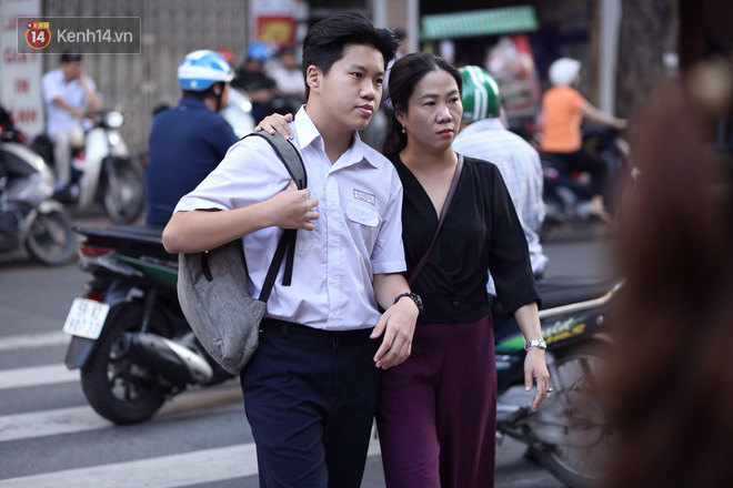 Ngày thi vào lớp 10 thứ hai: Thí sinh các tỉnh dự thi trường chuyên ở Hà Nội nhận xét đề Tiếng Anh rất dễ, tự tin được 9 điểm-32