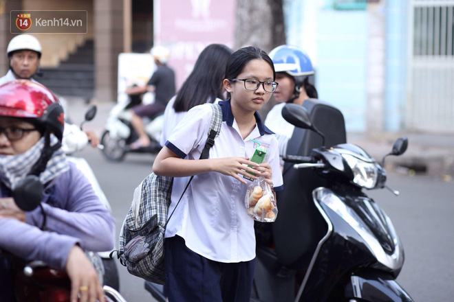 Ngày thi vào lớp 10 thứ hai: Thí sinh các tỉnh dự thi trường chuyên ở Hà Nội nhận xét đề Tiếng Anh rất dễ, tự tin được 9 điểm-33