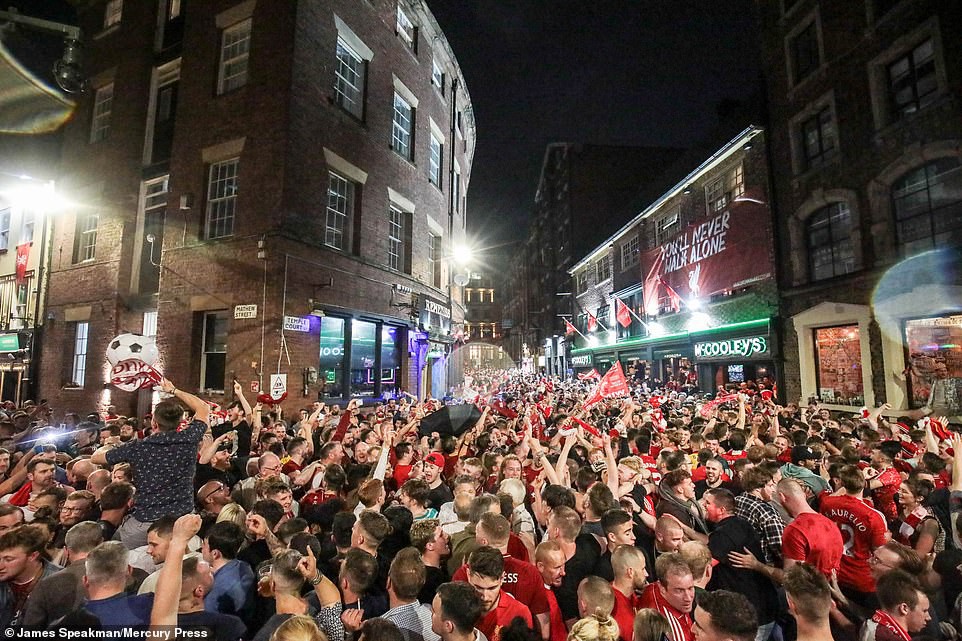 Liverpool rước cúp vô địch Champions League: Biển người nhuộm đỏ thành phố cảng sau 14 năm mòn mỏi chờ đợi-15