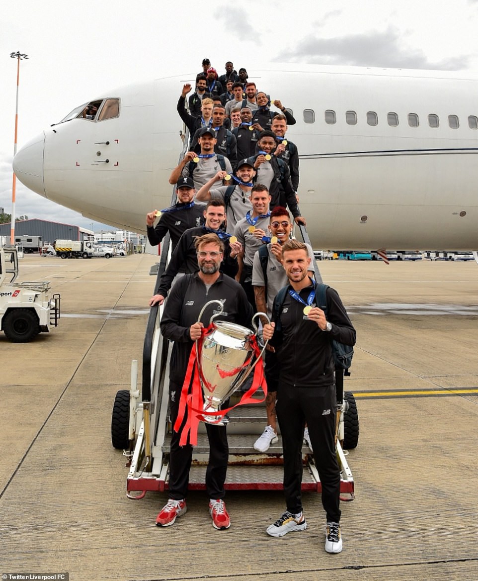 Liverpool rước cúp vô địch Champions League: Biển người nhuộm đỏ thành phố cảng sau 14 năm mòn mỏi chờ đợi-1