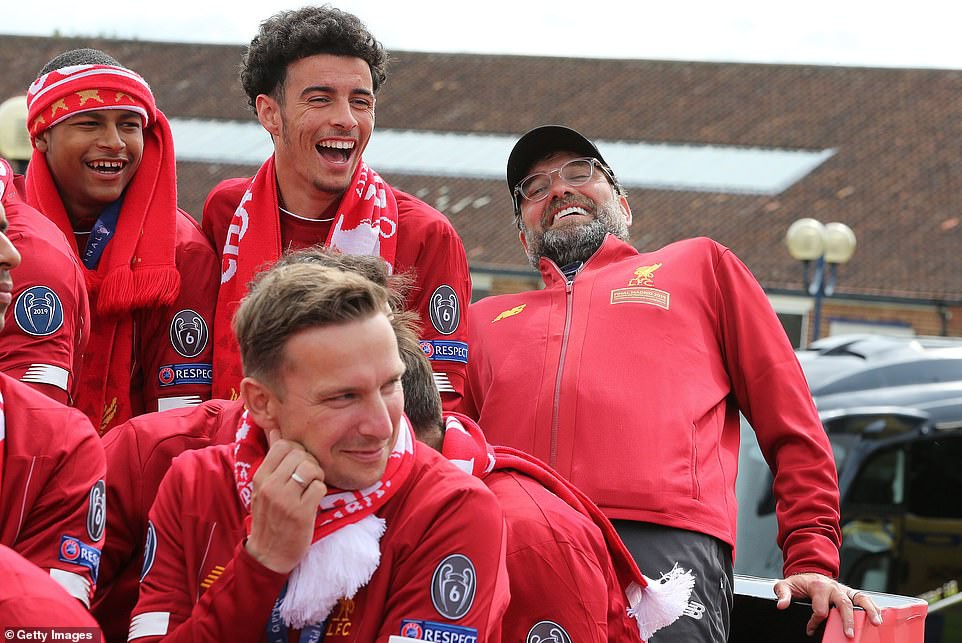 Liverpool rước cúp vô địch Champions League: Biển người nhuộm đỏ thành phố cảng sau 14 năm mòn mỏi chờ đợi-9