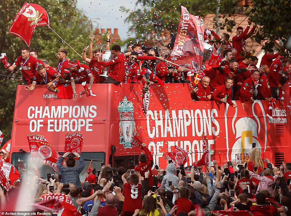 Liverpool rước cúp vô địch Champions League: Biển người nhuộm đỏ thành phố cảng sau 14 năm mòn mỏi chờ đợi-10