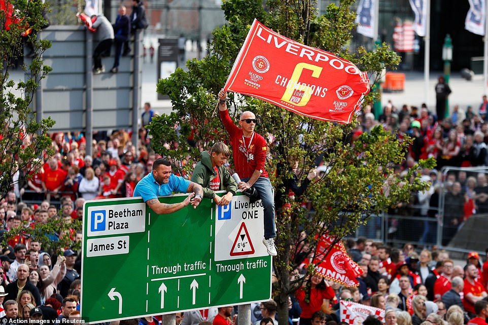 Liverpool rước cúp vô địch Champions League: Biển người nhuộm đỏ thành phố cảng sau 14 năm mòn mỏi chờ đợi-6