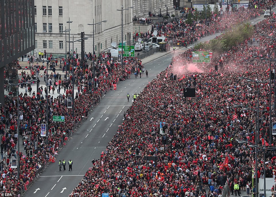 Liverpool rước cúp vô địch Champions League: Biển người nhuộm đỏ thành phố cảng sau 14 năm mòn mỏi chờ đợi-3