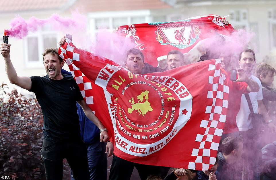 Liverpool rước cúp vô địch Champions League: Biển người nhuộm đỏ thành phố cảng sau 14 năm mòn mỏi chờ đợi-12