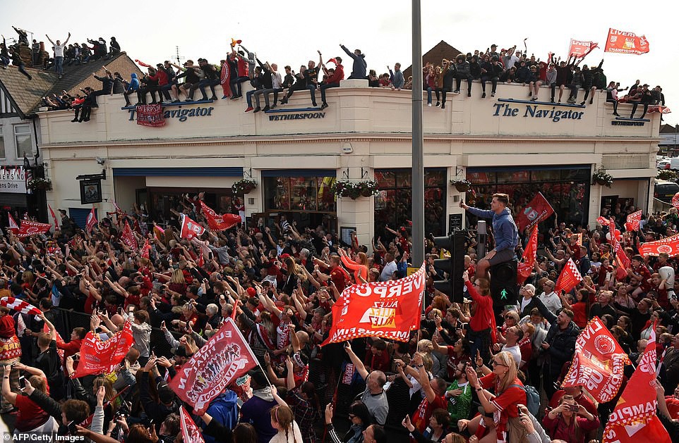 Liverpool rước cúp vô địch Champions League: Biển người nhuộm đỏ thành phố cảng sau 14 năm mòn mỏi chờ đợi-11