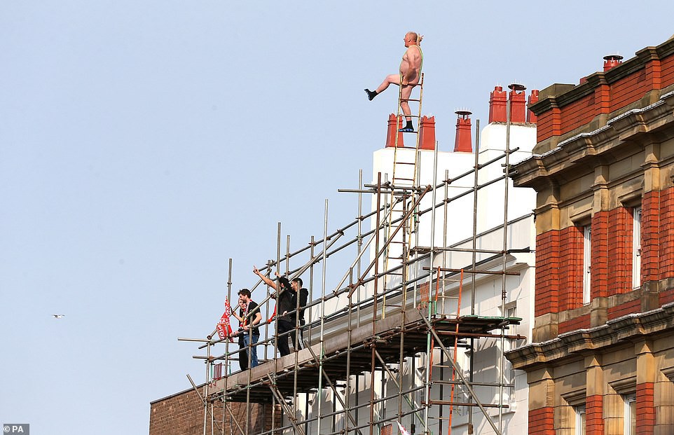 Liverpool rước cúp vô địch Champions League: Biển người nhuộm đỏ thành phố cảng sau 14 năm mòn mỏi chờ đợi-8