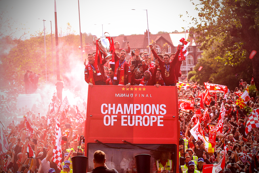 Liverpool rước cúp vô địch Champions League: Biển người nhuộm đỏ thành phố cảng sau 14 năm mòn mỏi chờ đợi-2