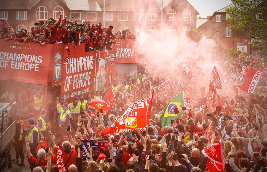 Liverpool rước cúp vô địch Champions League: Biển người nhuộm đỏ thành phố cảng sau 14 năm mòn mỏi chờ đợi-5