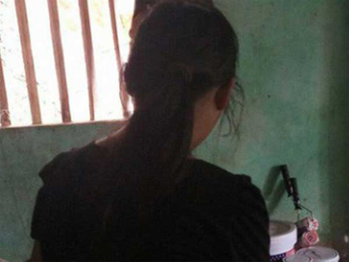 Mâu thuẫn đất đai, hai thanh niên nhét phân bò vào miệng bà già-2