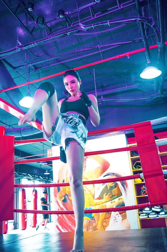 Tạo dáng hớ hênh, Linh Miu bị chỉ trích vì vô tình lộ hình xăm chỗ hiểm-3