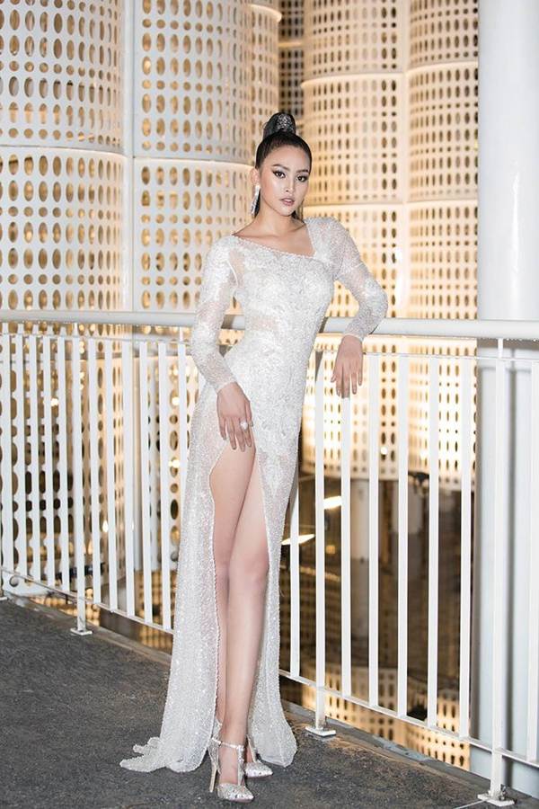 Hoa hậu Tiểu Vy, Á hậu Thuý An diện váy xẻ táo bạo khoe nhan sắc nữ thần-1