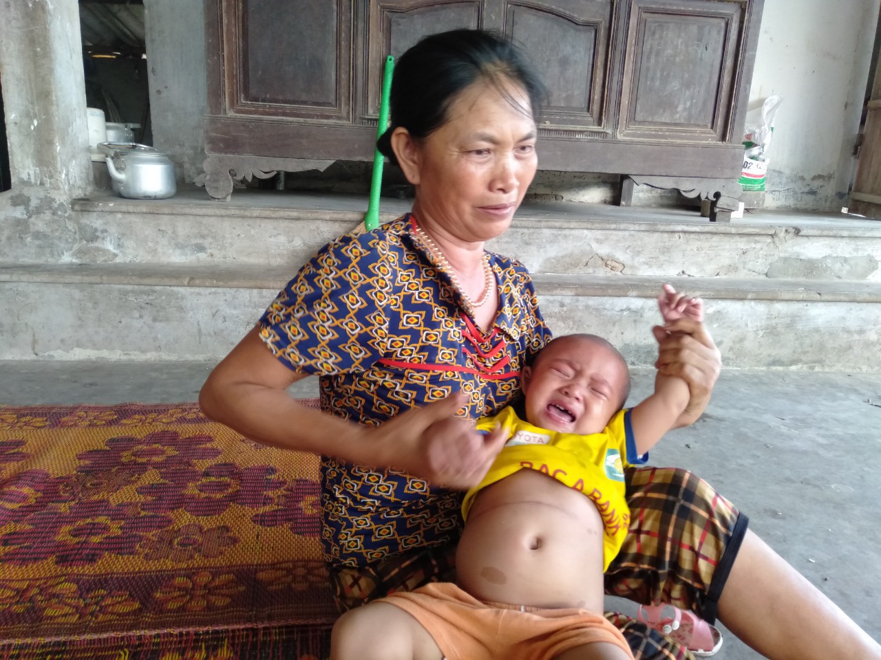 Tiếng khóc xé lòng của bé gái 3 tuổi mắc bệnh hiểm nghèo: Bà ơi, cháu đau lắm, sao bố mẹ mãi không về hả bà?-3