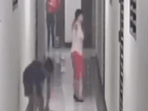 CLIP: Cặp vợ chồng hất xô nước bẩn vào nhà hàng xóm vì ghét người giúp việc cũ