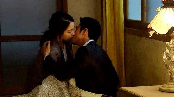 Đêm tân hôn, mẹ nghe rõ con trai nói với vợ: Để anh liều thêm lần nữa, không đau đâu nhưng sự thật lại cười ra nước mắt thế này-2