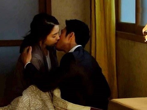 Đêm tân hôn, mẹ nghe rõ con trai nói với vợ: 