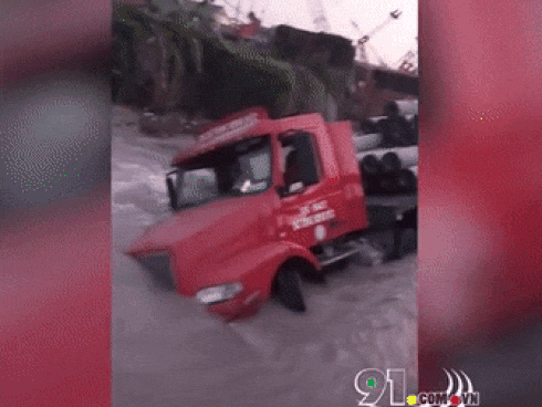 Clip: 'Hố tử thần' nuốt chửng đầu xe container ở Hà Nội