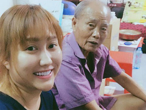 Phi Thanh Vân tiều tụy, ôm mẹ khóc trong đám tang cha ruột-10